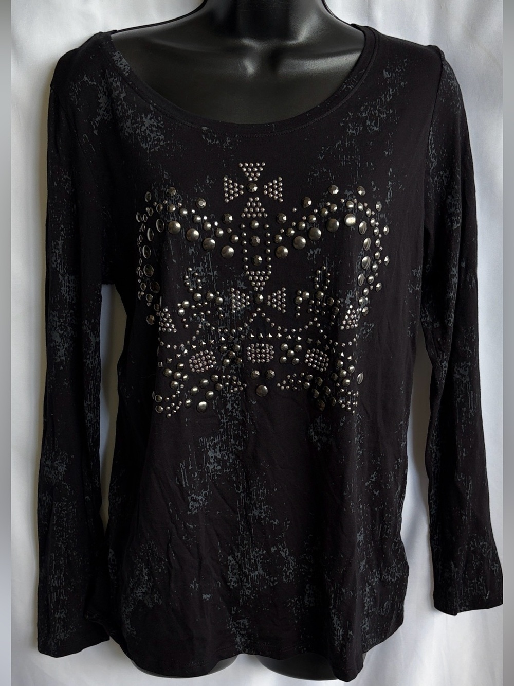 ROCK & REPUBLIC CROWN BLING SHIRT. Sz L, 19” PTP, 26” L